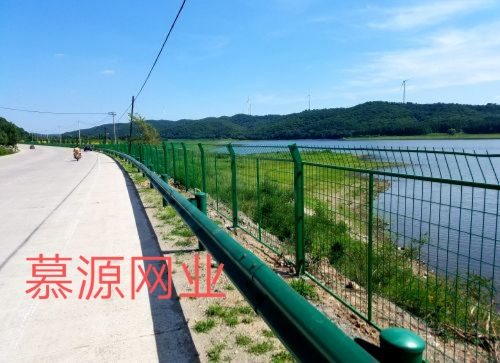 高速公路常用隔離網(wǎng)：公路隔離網(wǎng)、防炫目網(wǎng)、護欄板